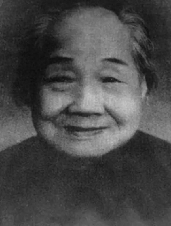 欧皇证券 1949年长沙解放，杨开慧的母亲望着毛泽东照片，反复念叨着一句话