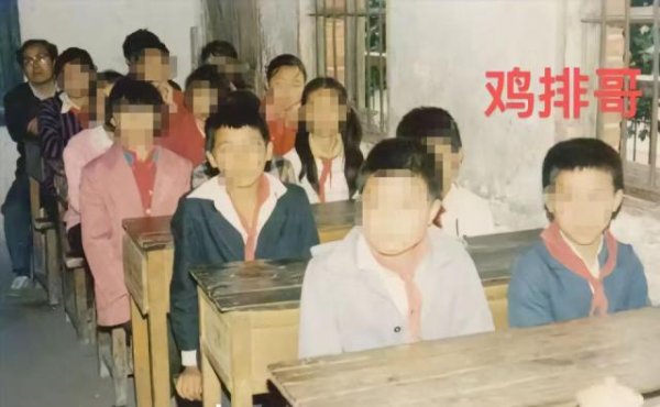 优配资 “鸡排哥”童年课堂照片遭曝光，网友称其手里有5套房，回应来了
